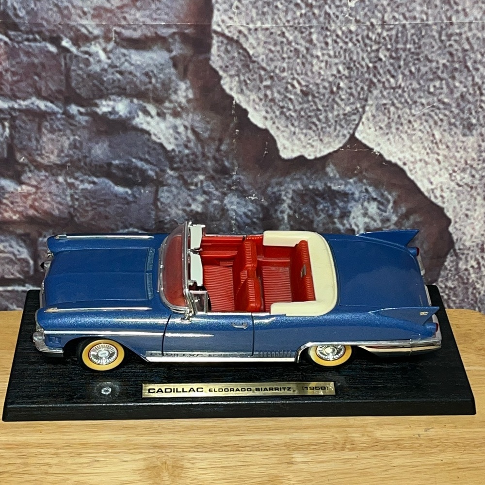 Road legends 1958 Cadillac Eldorado Biarritz Convertible 1:18 Scale Die-cast Car